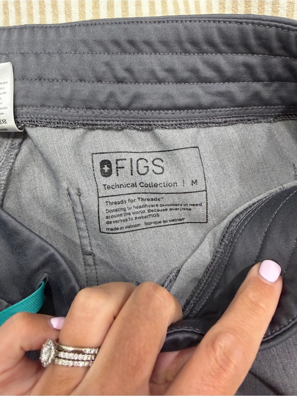 FIGS SCRUBS - Picture 3 of 5